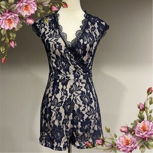 Sleeveless nude‎ color short lace romper